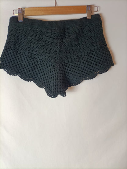 H&M. Short croché negro. T 36