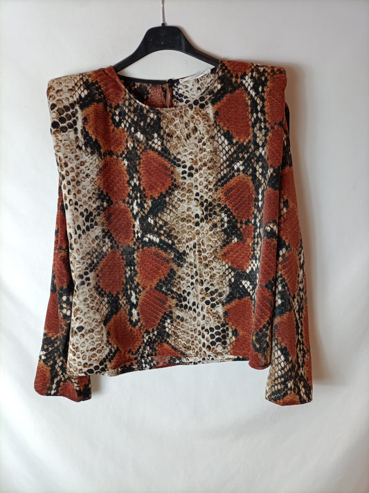 MANGO. Blusa animal print hombreras. T S