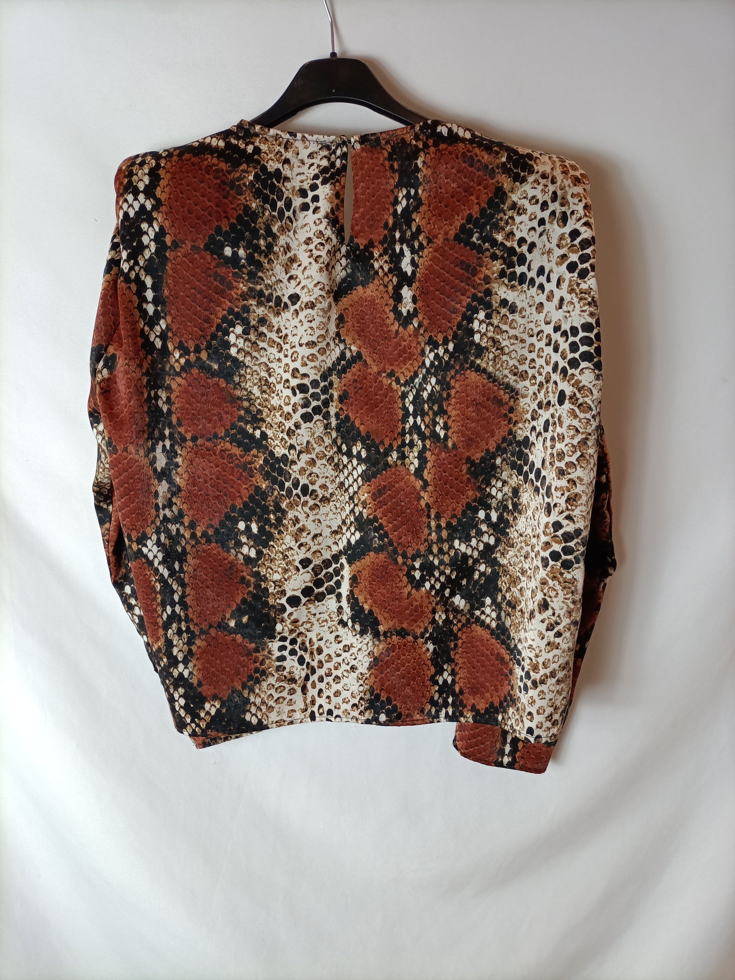 MANGO. Blusa animal print hombreras. T S