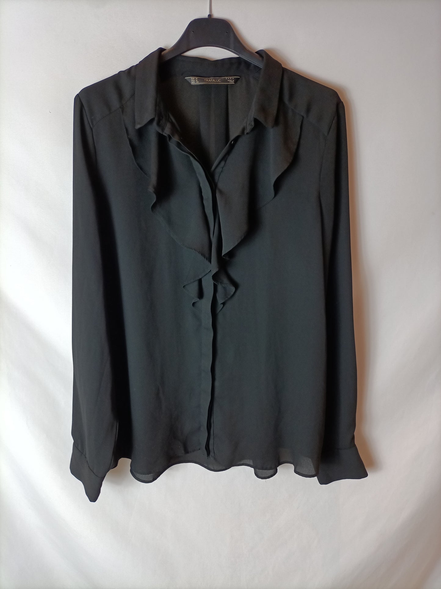 ZARA. Blusa semitransparente  negra. T M