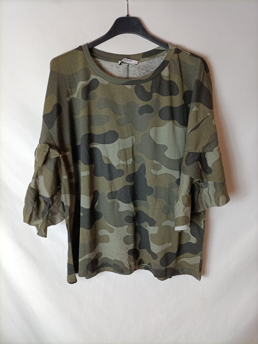 ZARA. Camiseta camuflaje manga volante. T L