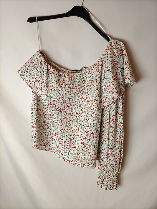 ZARA. top flores asimétrico T.M