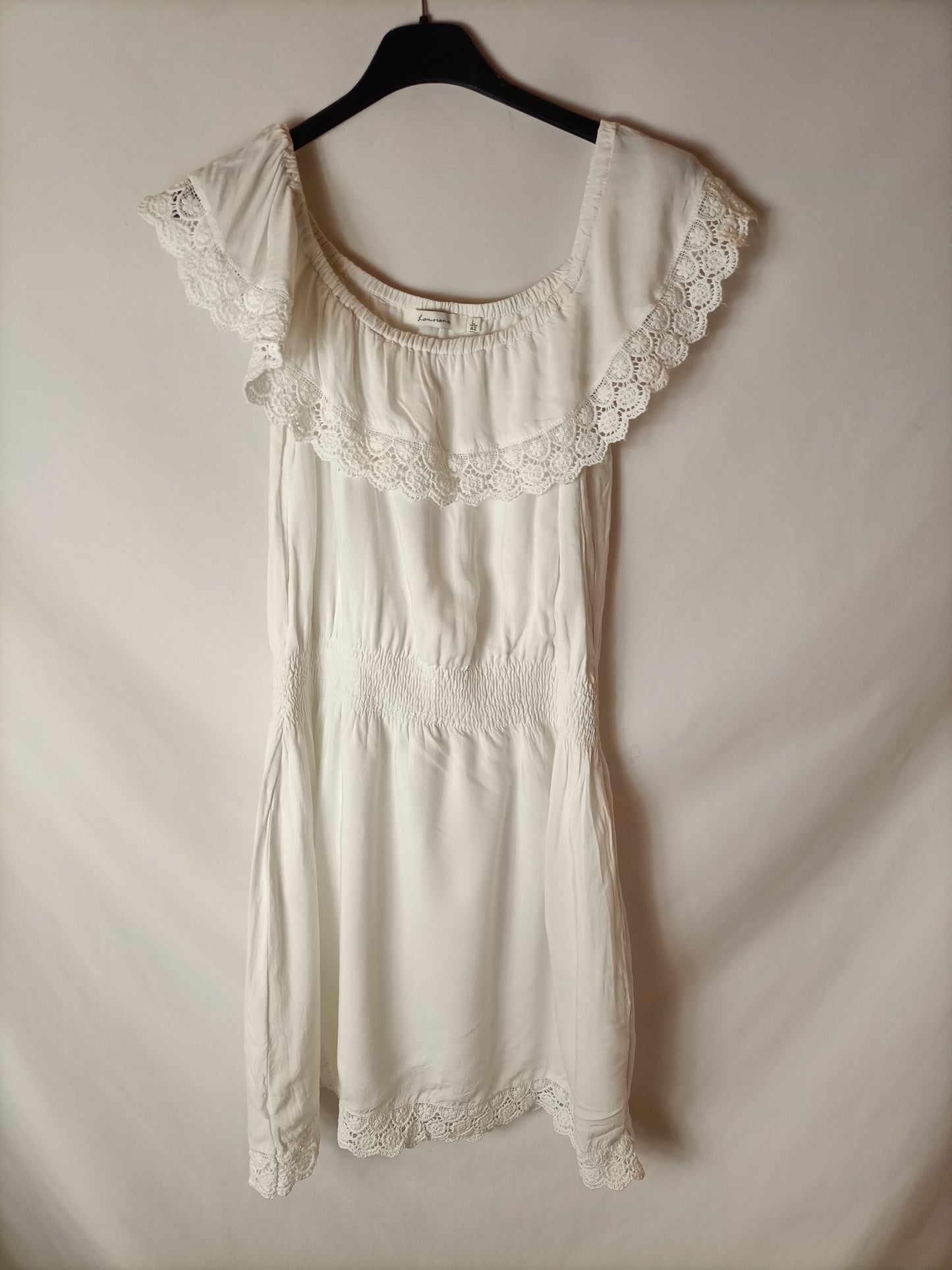 LAMORENA. Vestido blanco hombro descubierto. T L (M)