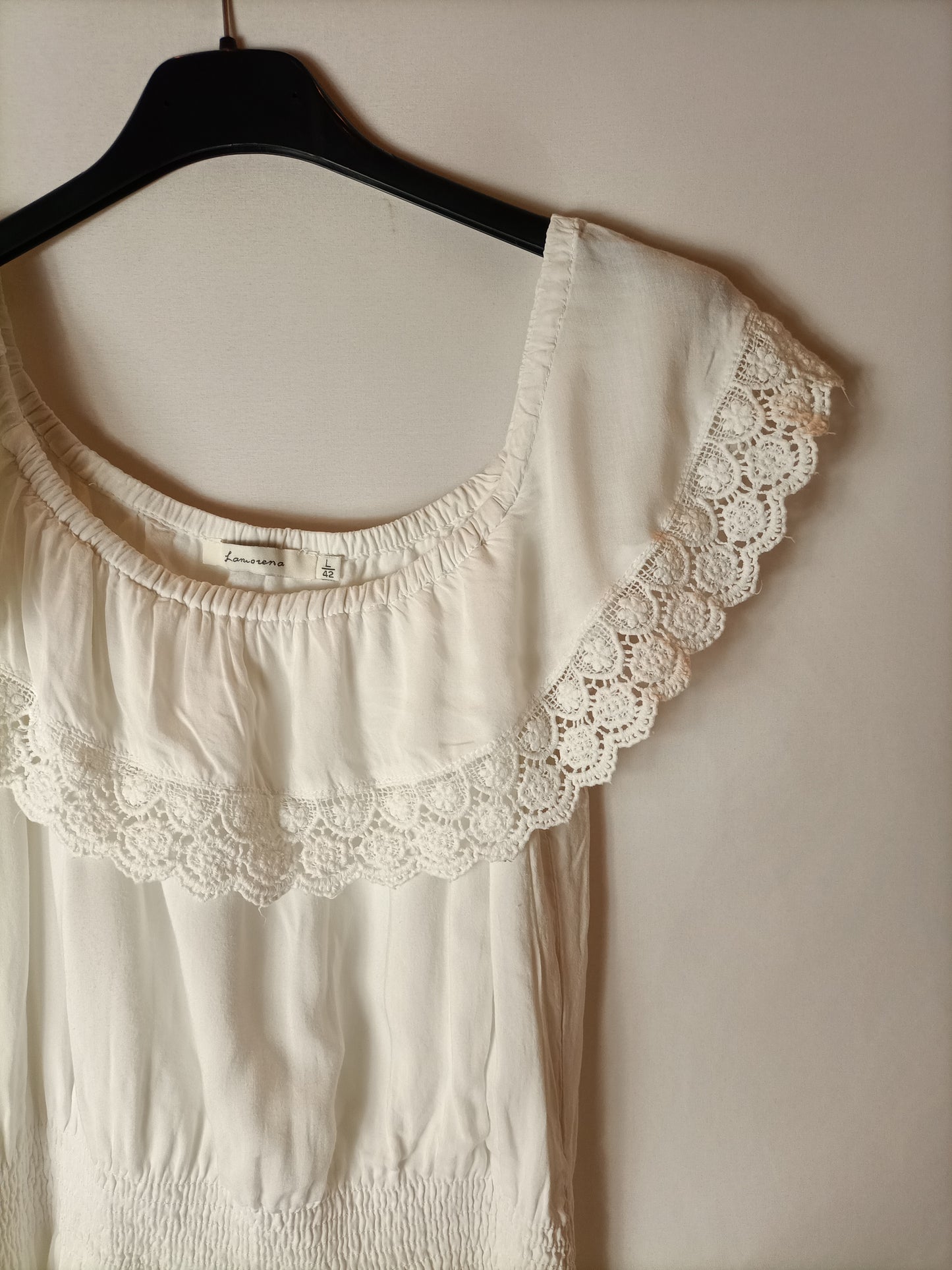 LAMORENA. Vestido blanco hombro descubierto. T L (M)