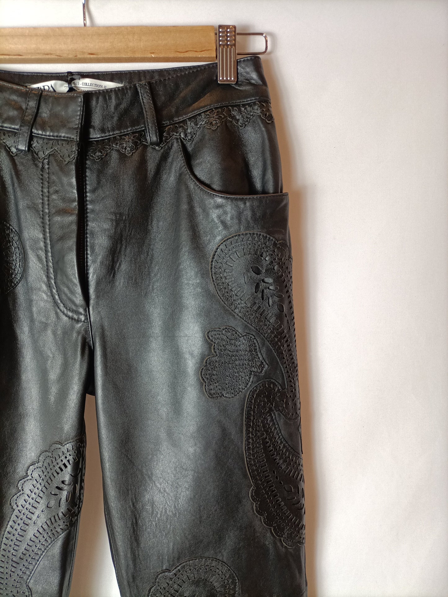 ZARA. Pantalón negro piel T.xs