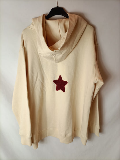 INDIRA. Sudadera capucha beige letras. T U