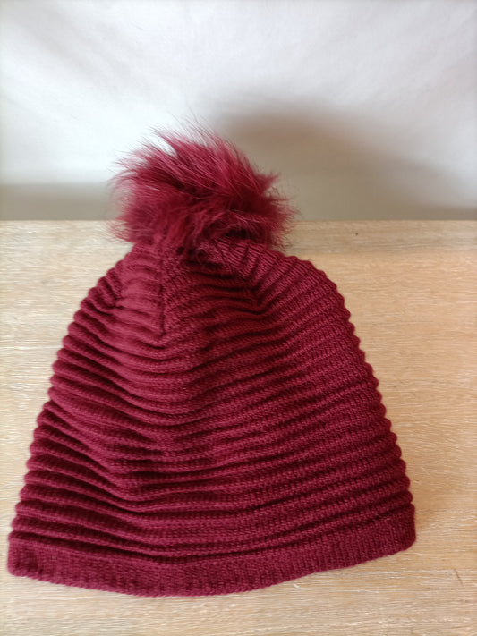 OTRAS. Gorro burdeos pompón