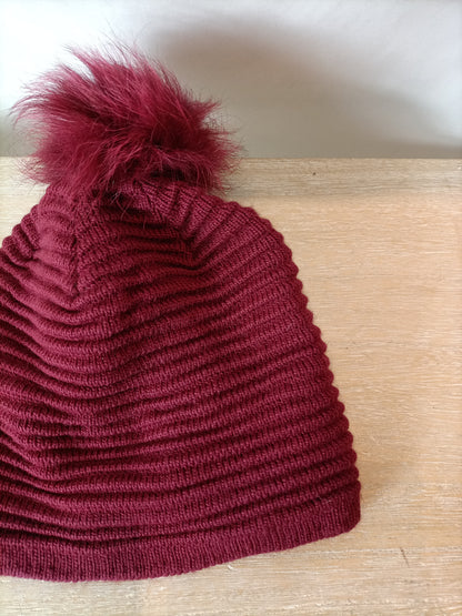 OTRAS. Gorro burdeos pompón