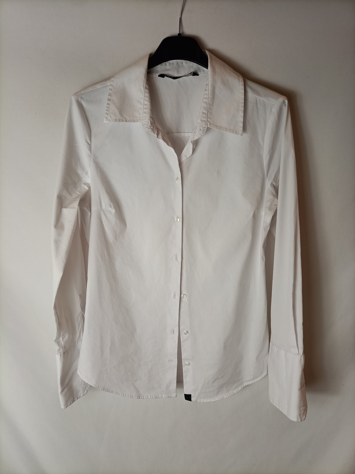 ZARA. Camisa blanca entallada. T M