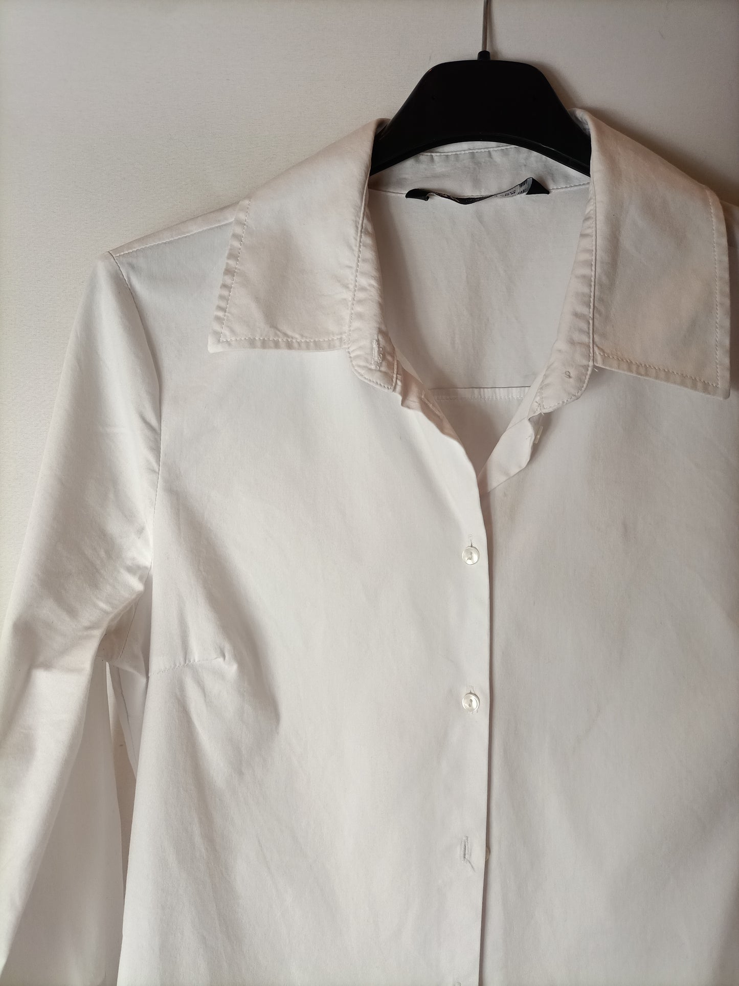 ZARA. Camisa blanca entallada. T M