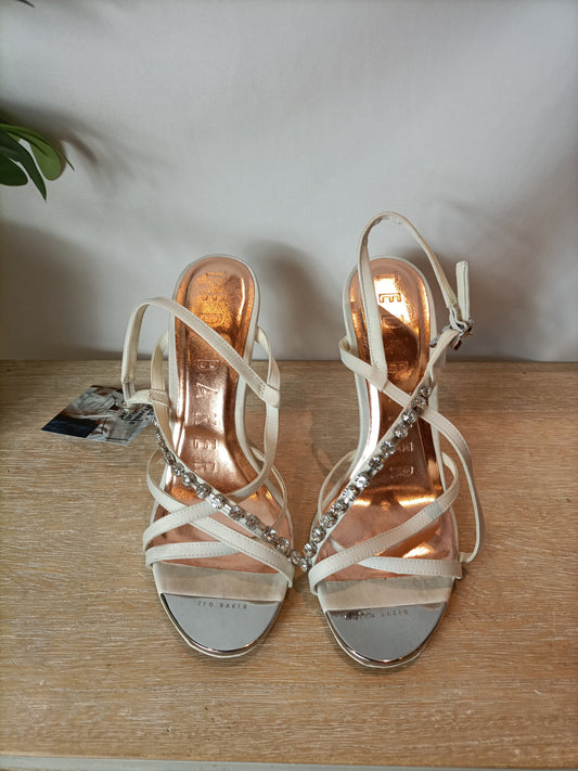 TED BAKER. Sandalia blanca pedrería. T38