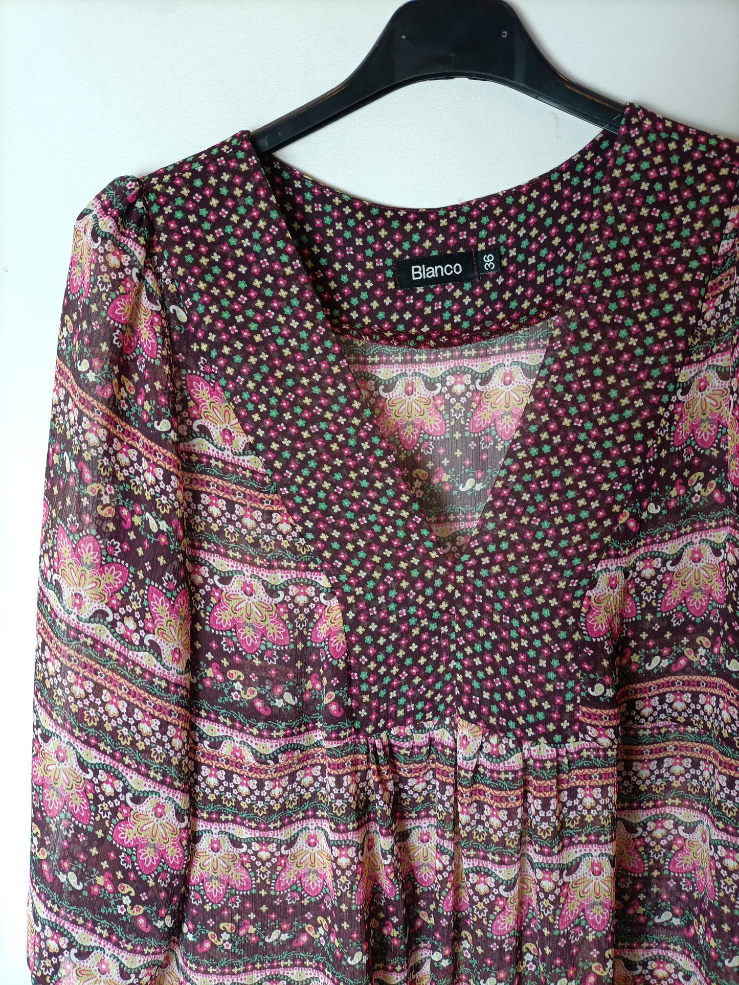 BLANCO. Blusa semitransparente estampada. T 36