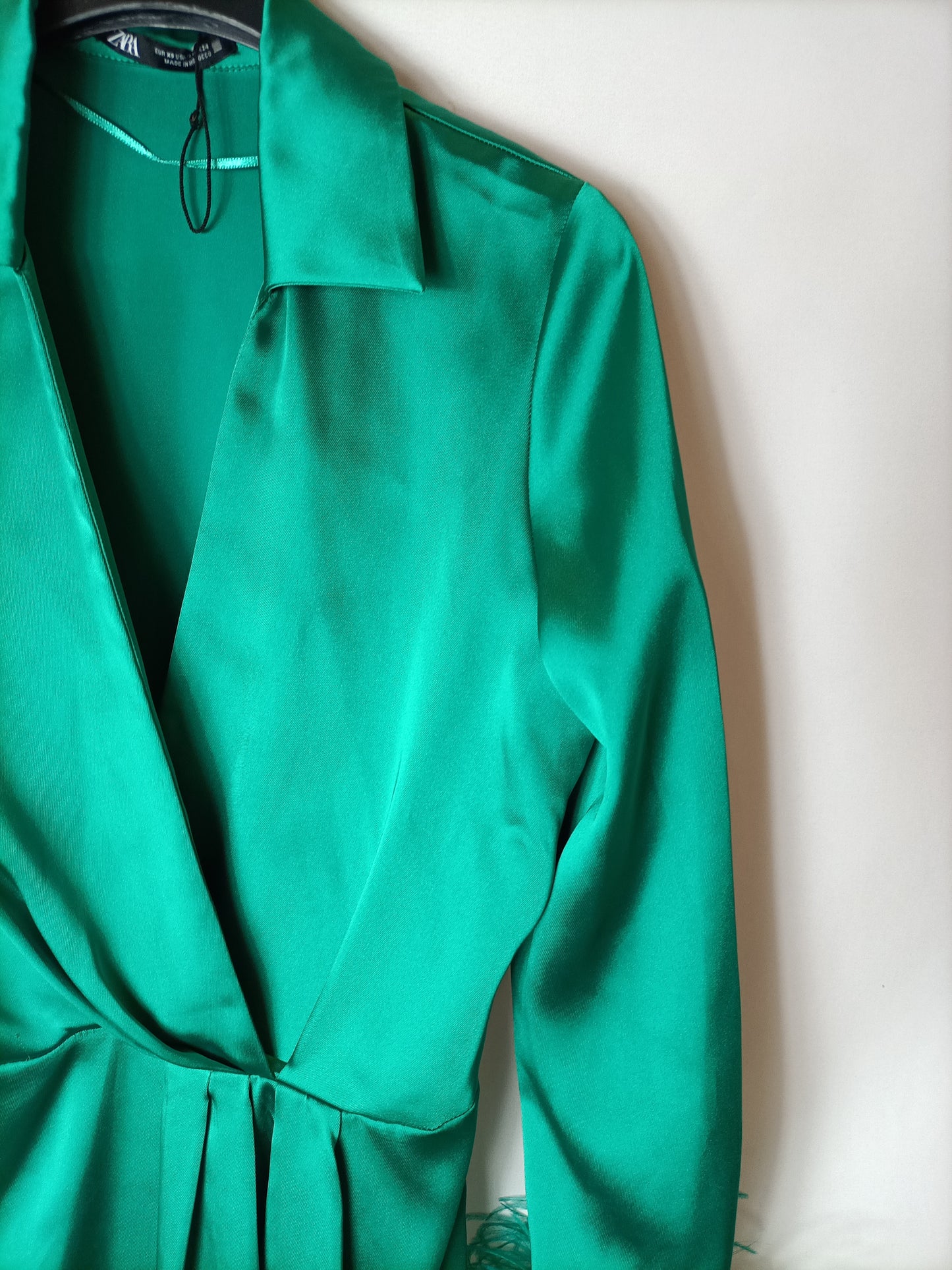 ZARA. Vestido verde satinado plumas. T XS