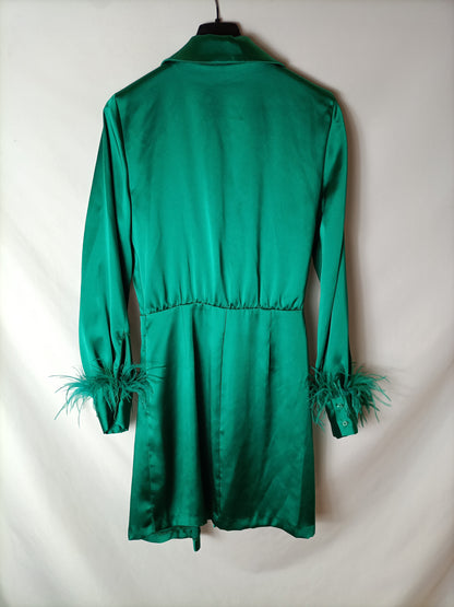 ZARA. Vestido verde satinado plumas. T XS