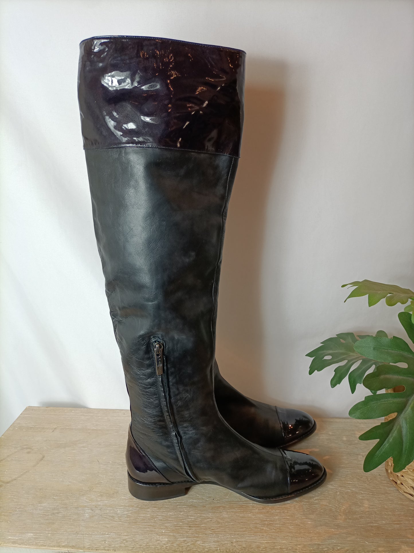 MAGRIT. Botas altas detalles en charol. T 39