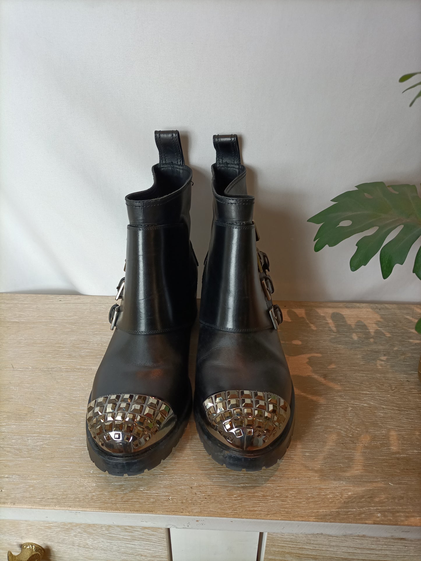 MIU MIU. Botines estilo militar detalle puntera. T 39