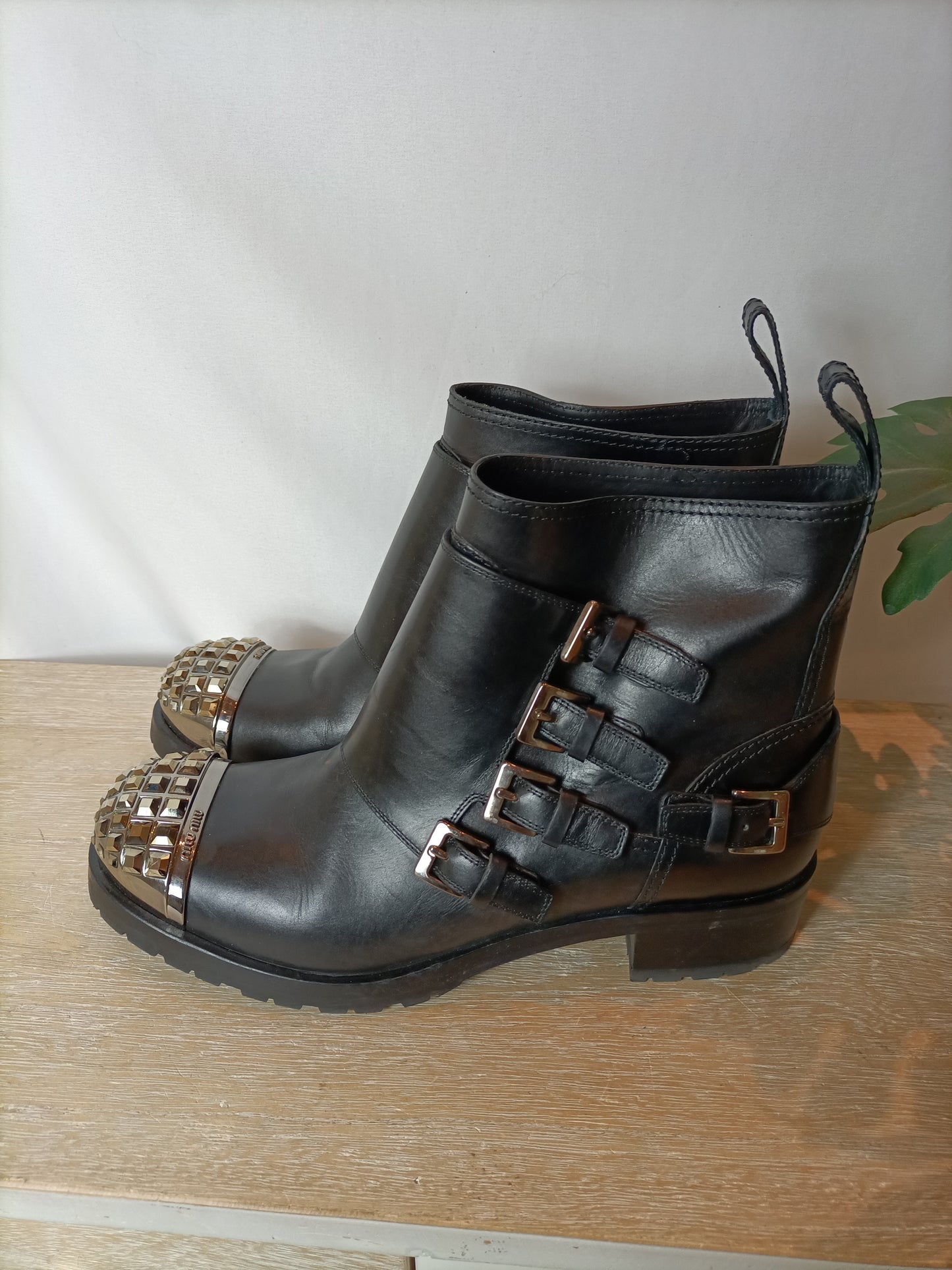 MIU MIU. Botines estilo militar detalle puntera. T 39