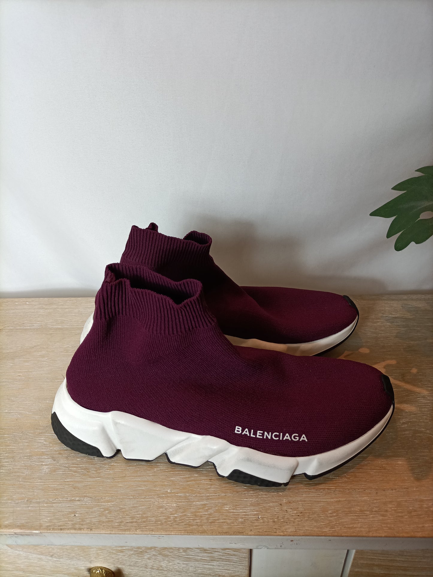 BALENCIAGA. Zapatillas efecto calcetín burdeos. T 39