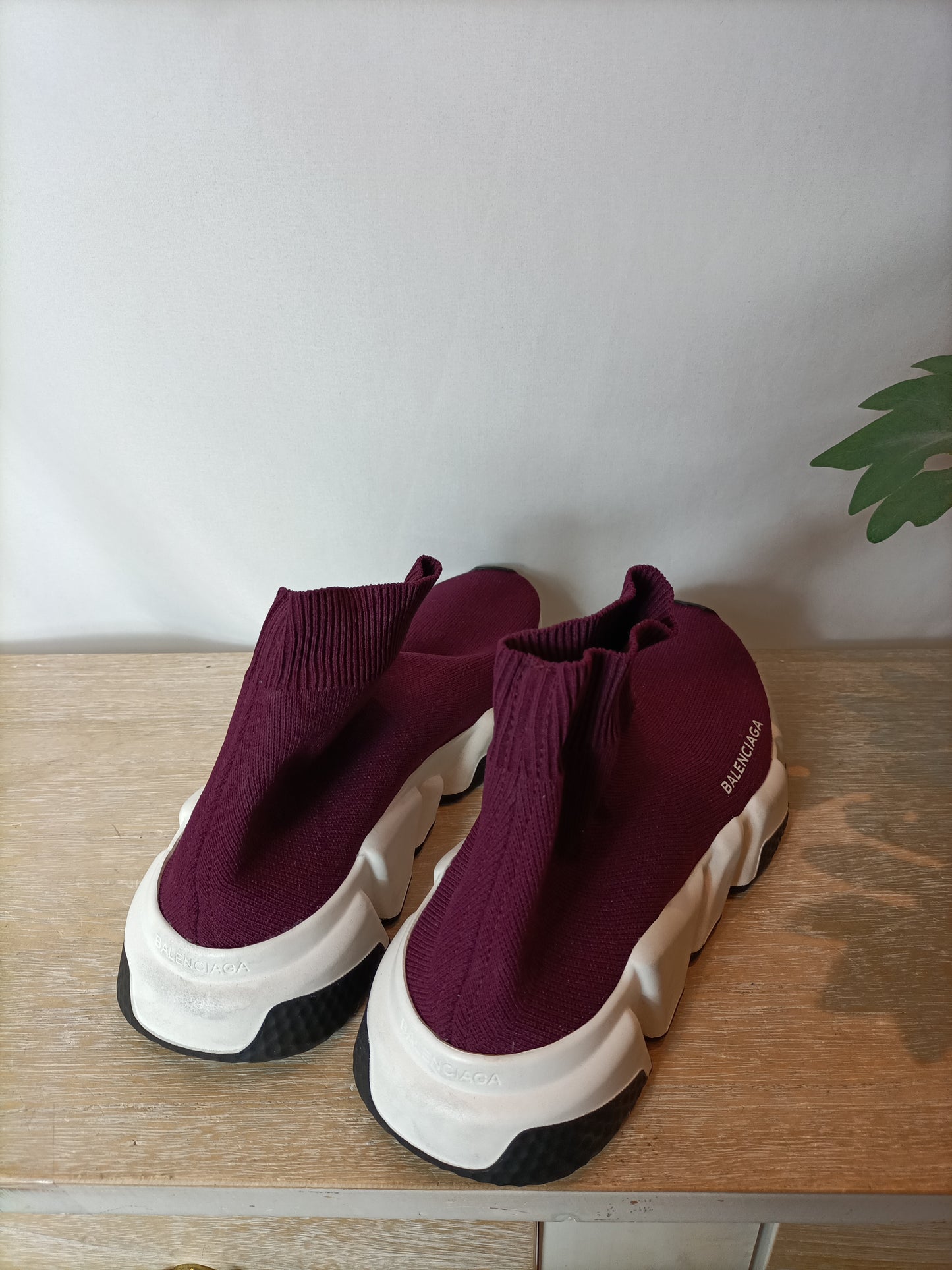 BALENCIAGA. Zapatillas efecto calcetín burdeos. T 39