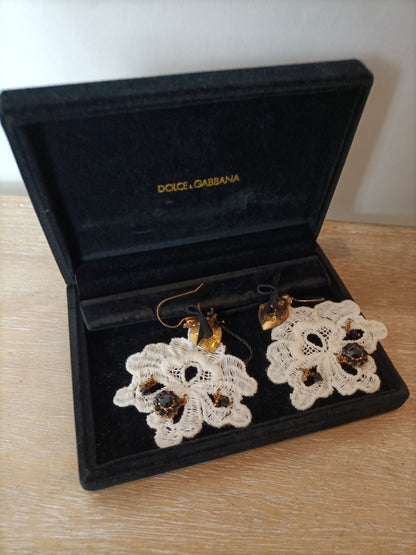 DOLCE&GABBANA. Pendientes de tela y pedrería. (tara)