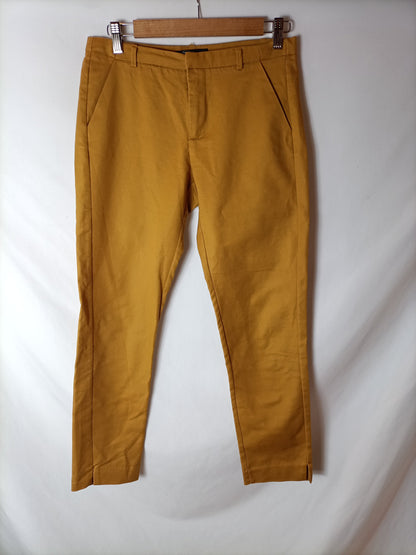 BERSHKA. Pantalón chino mostaza T.36