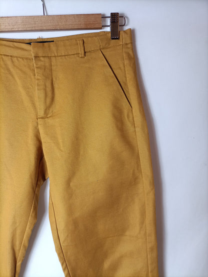 BERSHKA. Pantalón chino mostaza T.36