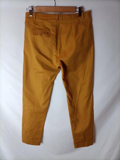 BERSHKA. Pantalón chino mostaza T.36