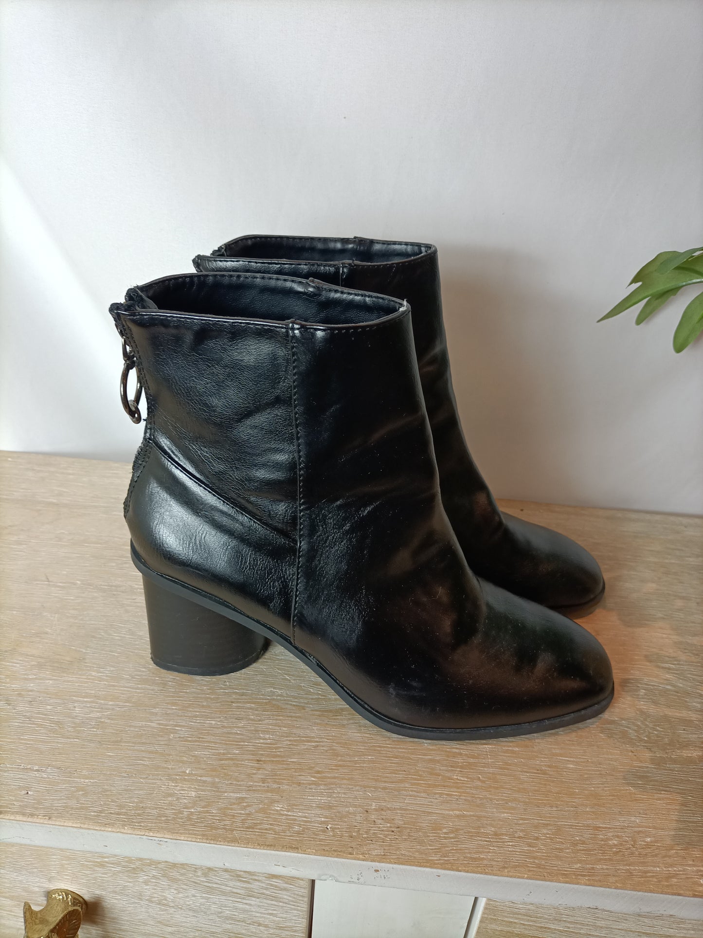 BERSHKA. Botines negros. T 38