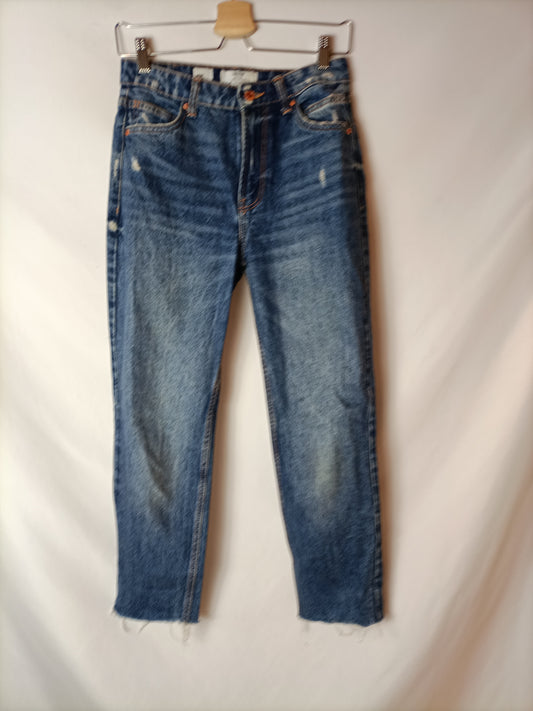 BERSHKA. Pantalón denim desgastado T.34