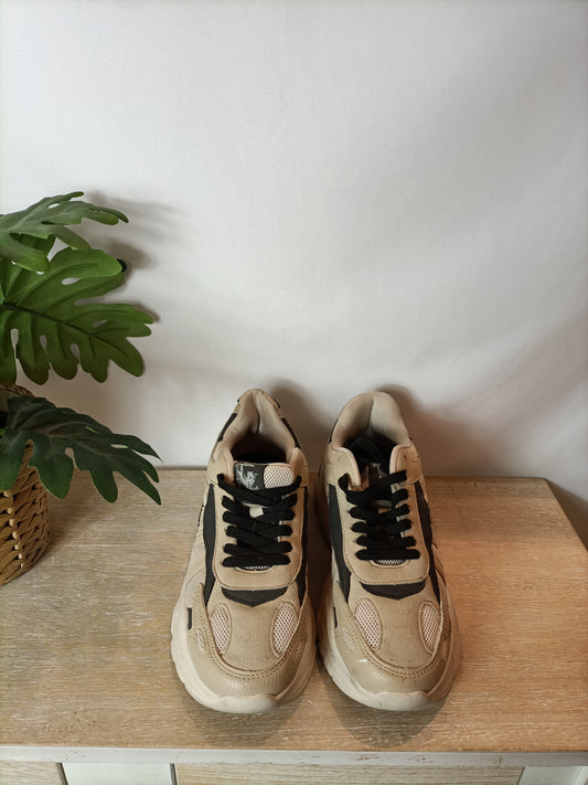 BERSHKA. Zapatillas beige T.37