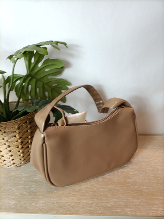 OTRAS. Bolso camel polipiel