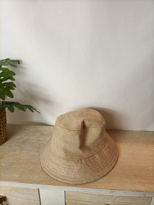 PRIMARK. Bucket beige franela