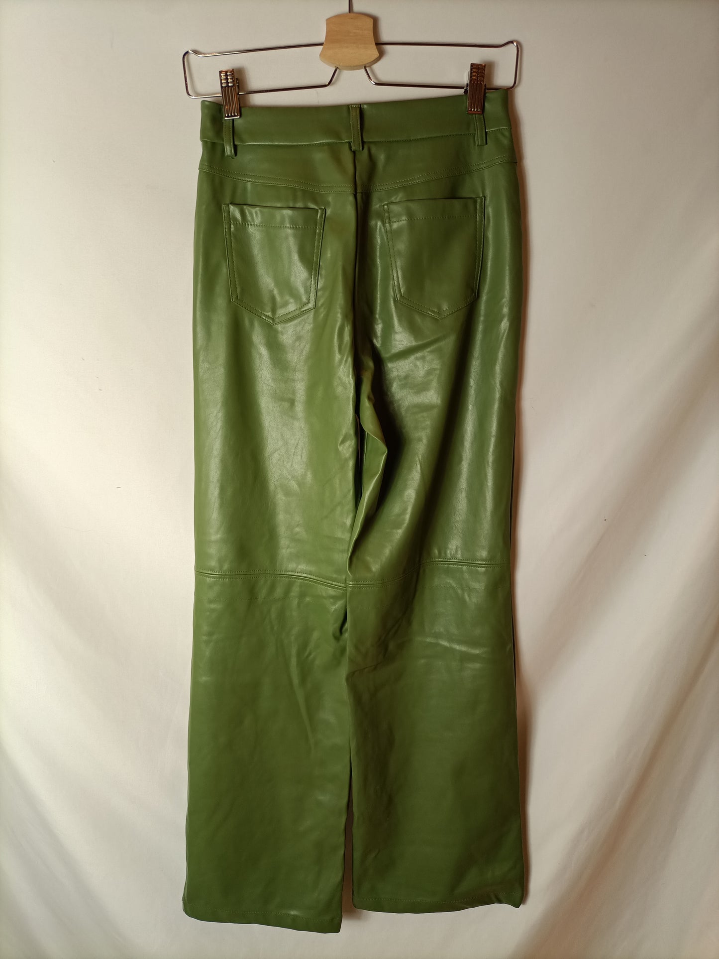 SHEIN. Pantalón verde polipiel T.xs