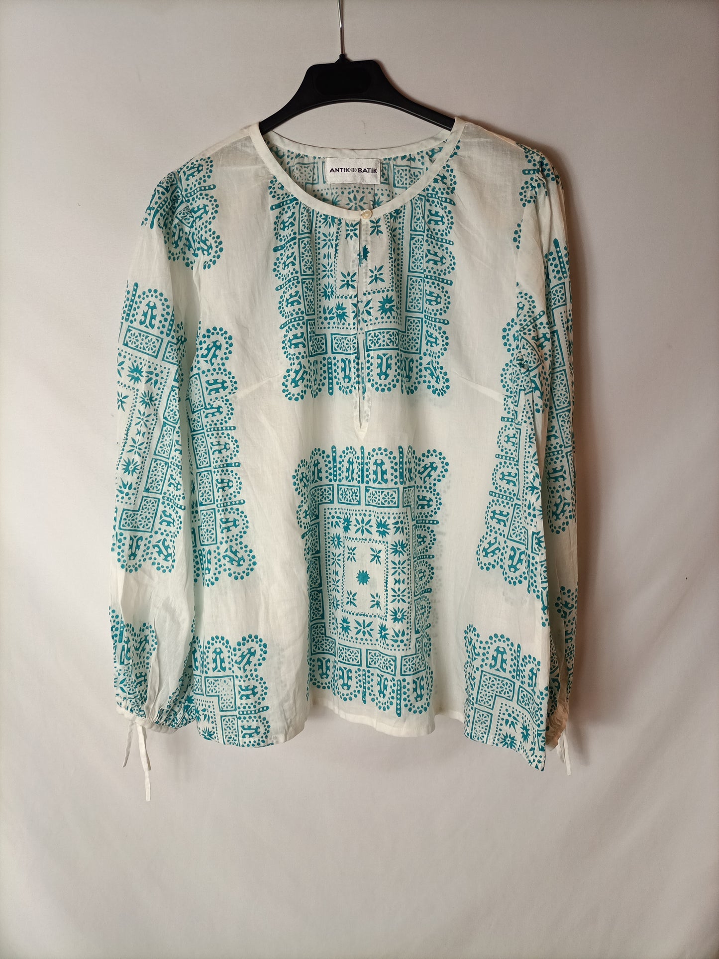 ANTIK BATIK. Blusa blanca dibujo étnico turquesa. T S