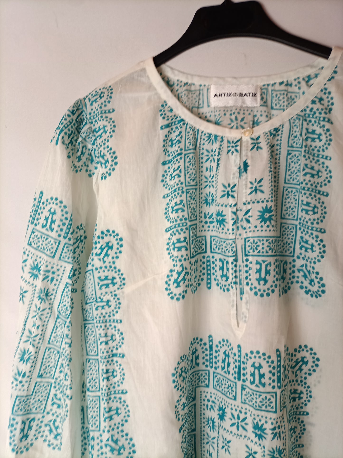 ANTIK BATIK. Blusa blanca dibujo étnico turquesa. T S