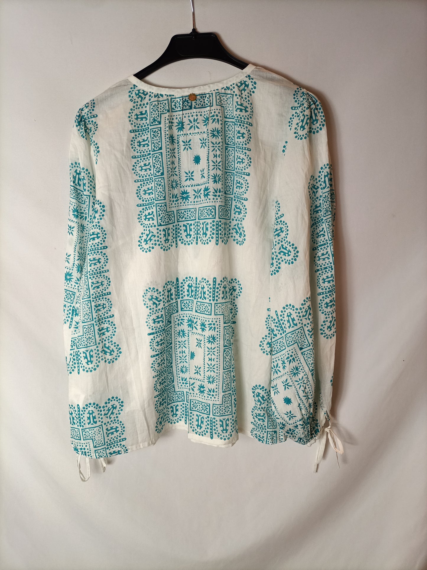 ANTIK BATIK. Blusa blanca dibujo étnico turquesa. T S