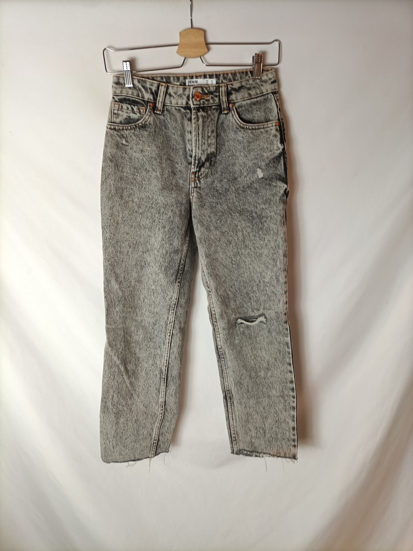 BERSHKA. Pantalón gris denim T.34