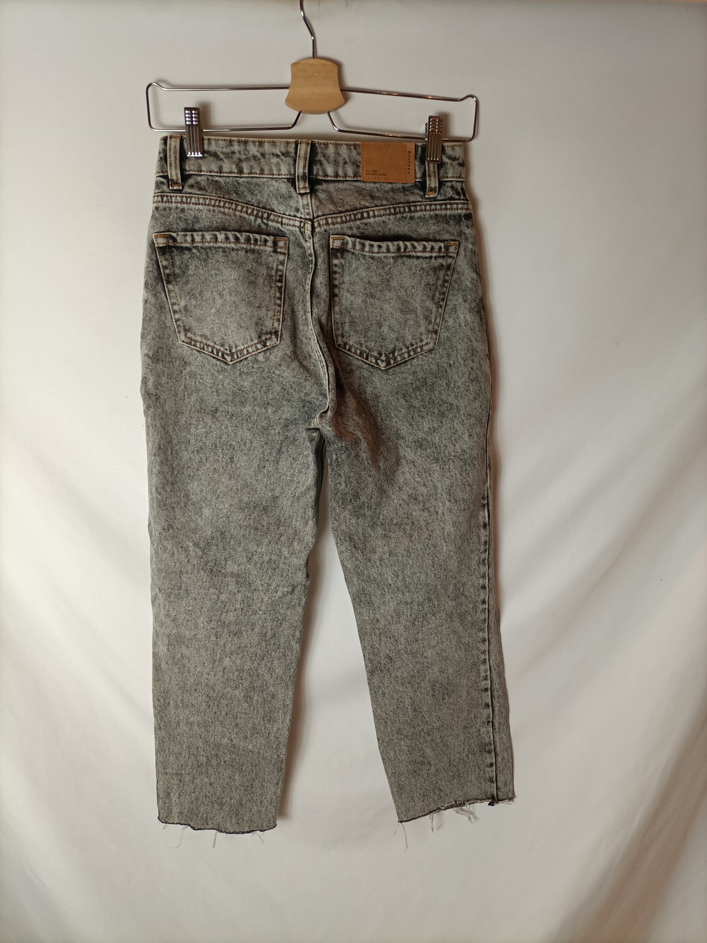 BERSHKA. Pantalón gris denim T.34