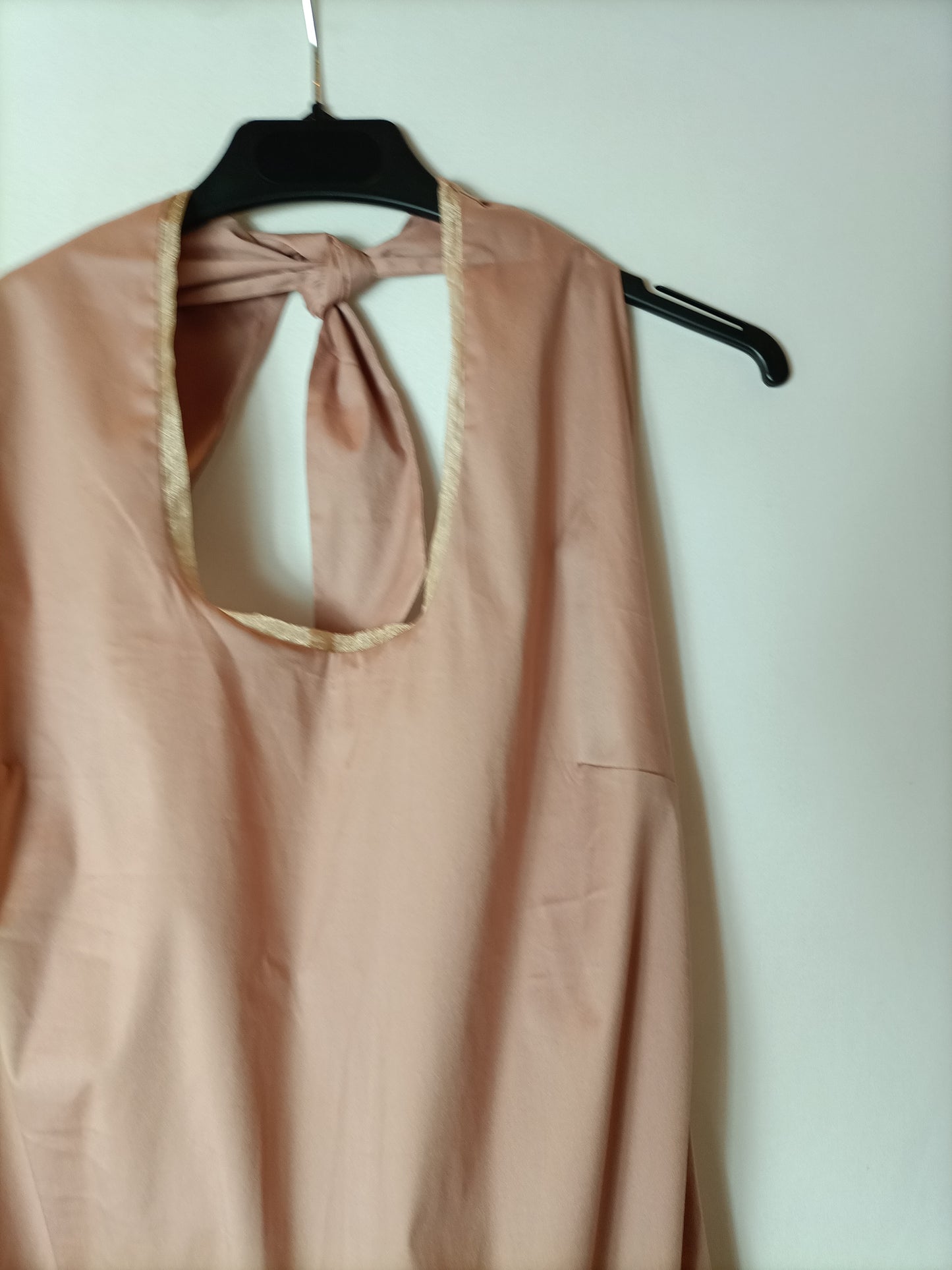 OTRAS. Vestido midi atado al cuello rosa palo. T M/L