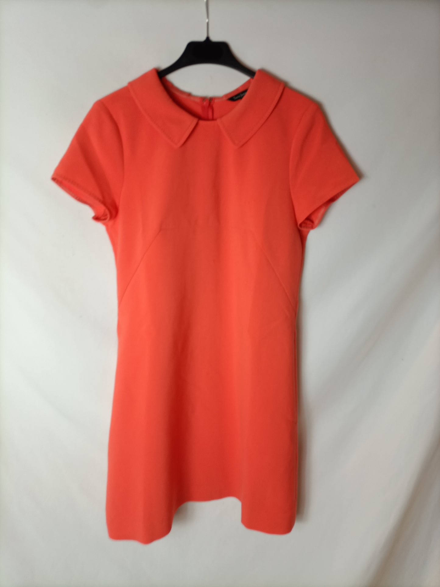 TARA JARMON. Vestido corto naranja cuello bebé. T 38