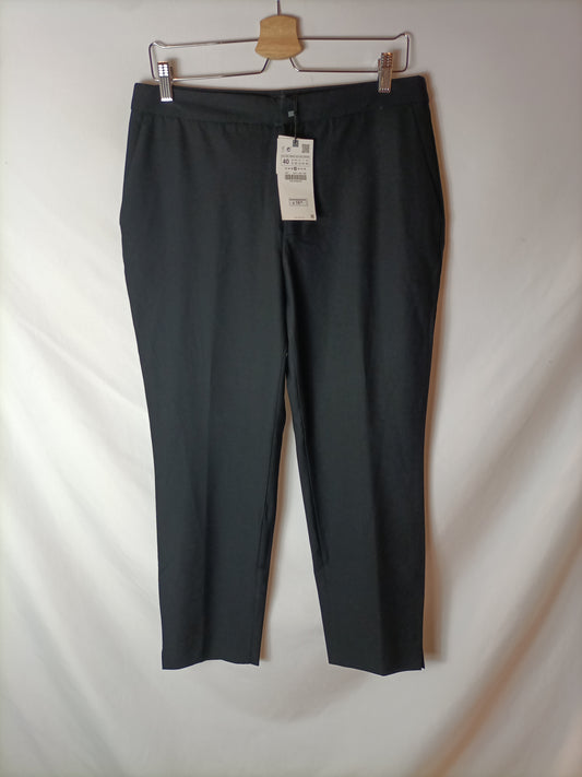 ZARA. Pantalón negro de vestir T.40