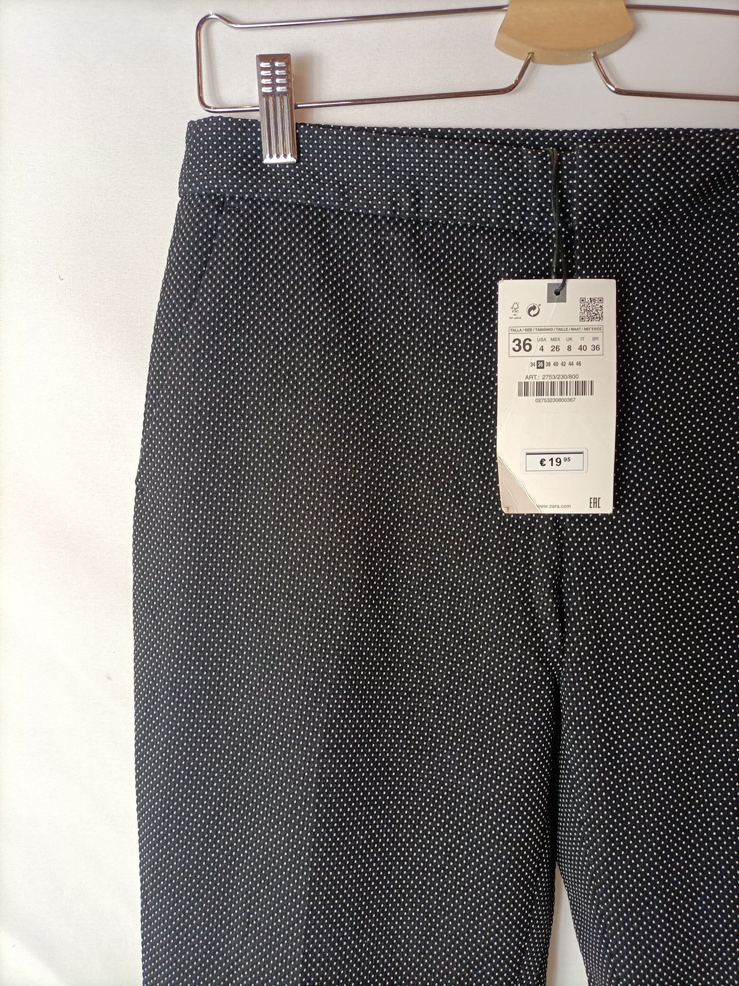 ZARA. Pantalón negro topitos T.36