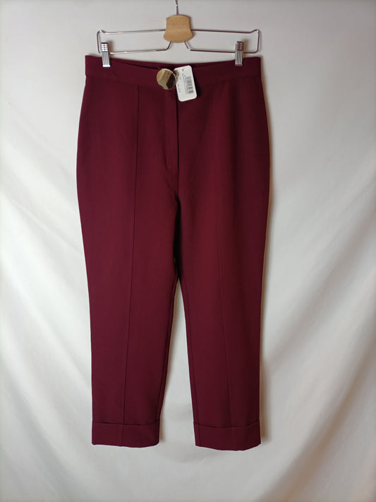 VICTORIA. Pantalón burdeos dobladillo T.42