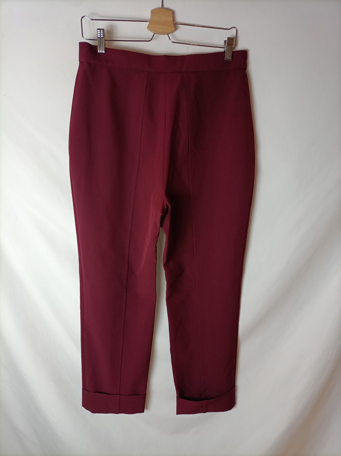 VICTORIA. Pantalón burdeos dobladillo T.42