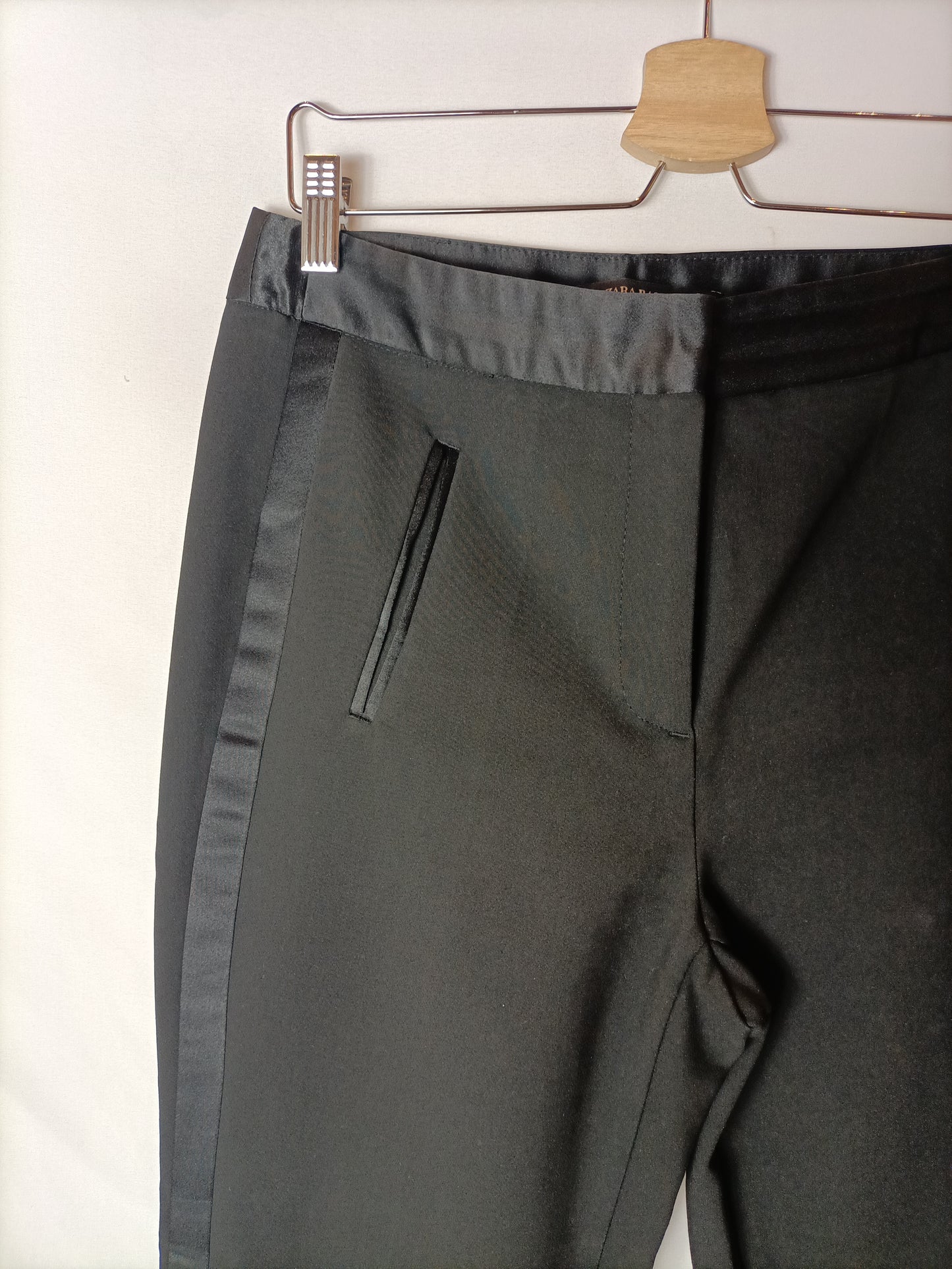 ZARA. Pantalón begro detalles raso T.s