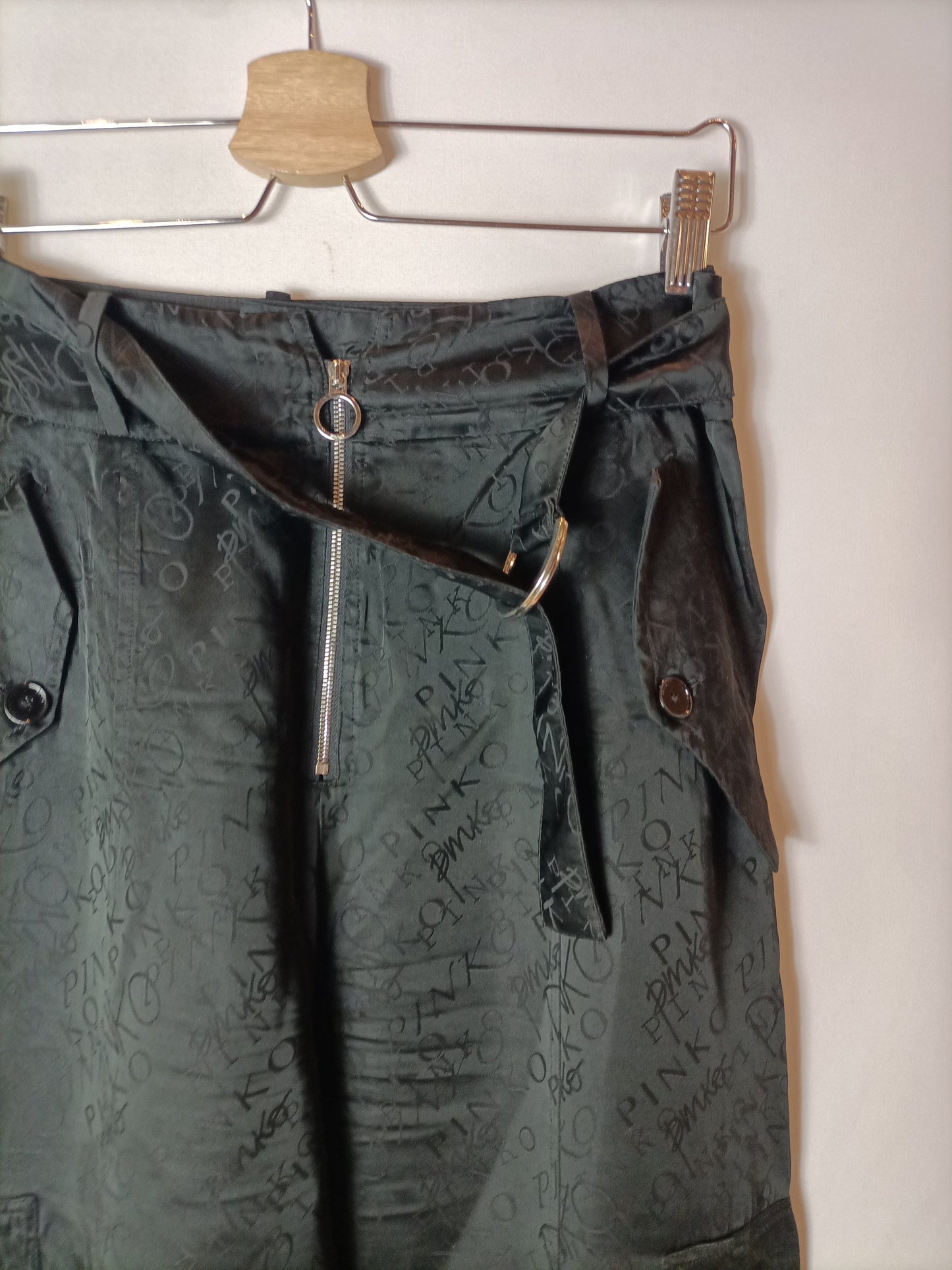 PINKO. Pantalones fluidos estilo cargo. T 38