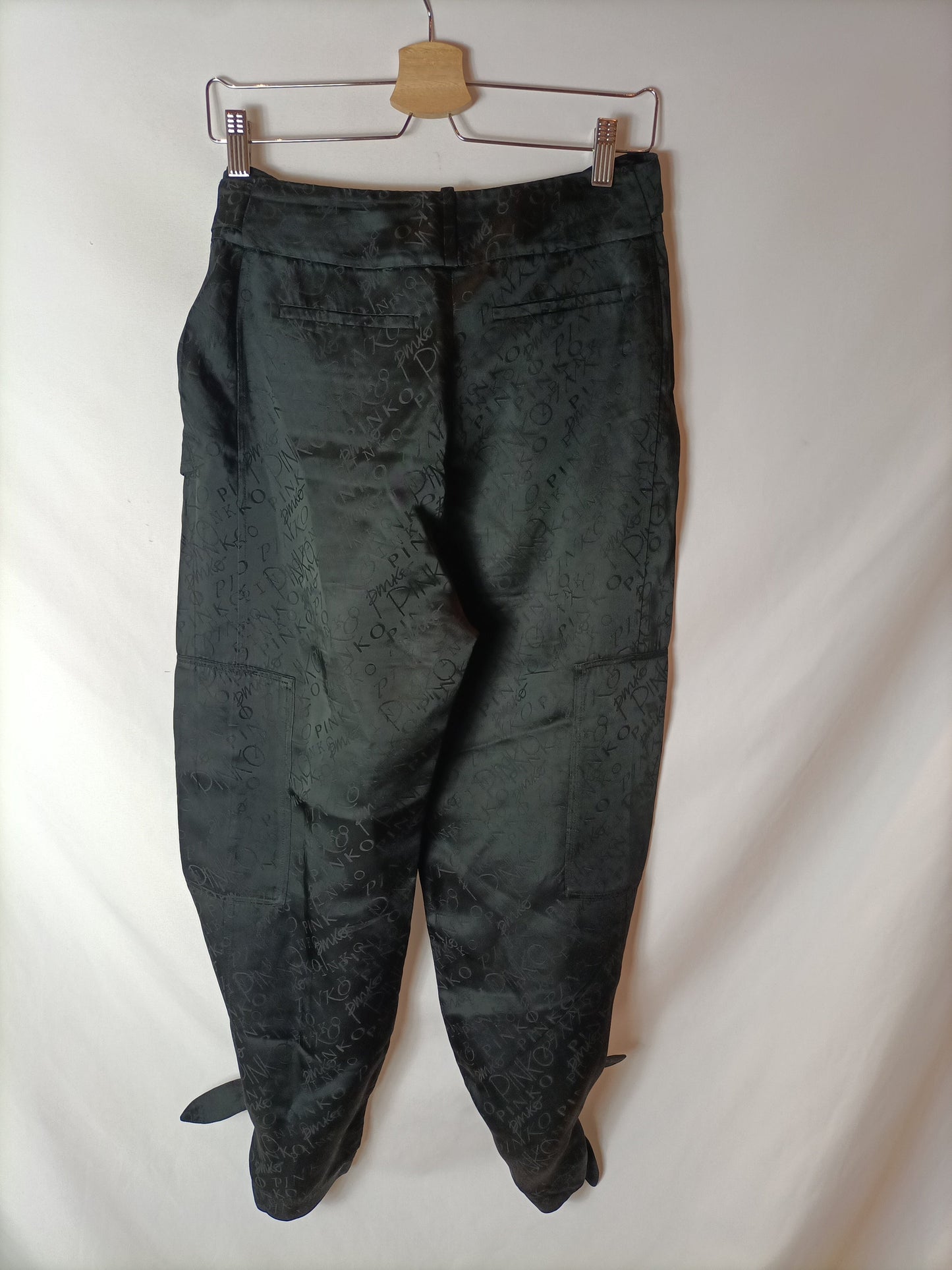 PINKO. Pantalones fluidos estilo cargo. T 38