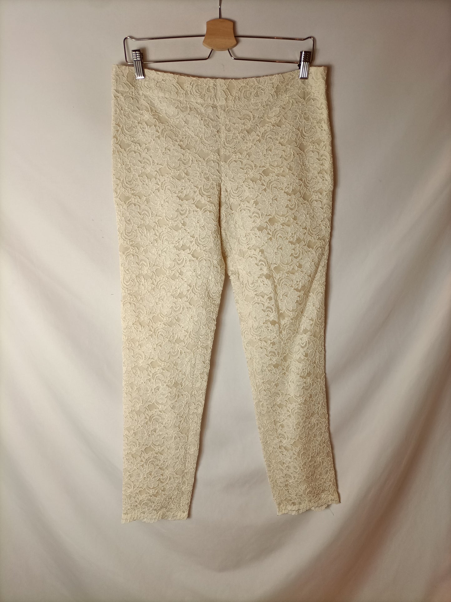 BLUMARINE. Pantalones encaje color champagne. T 40