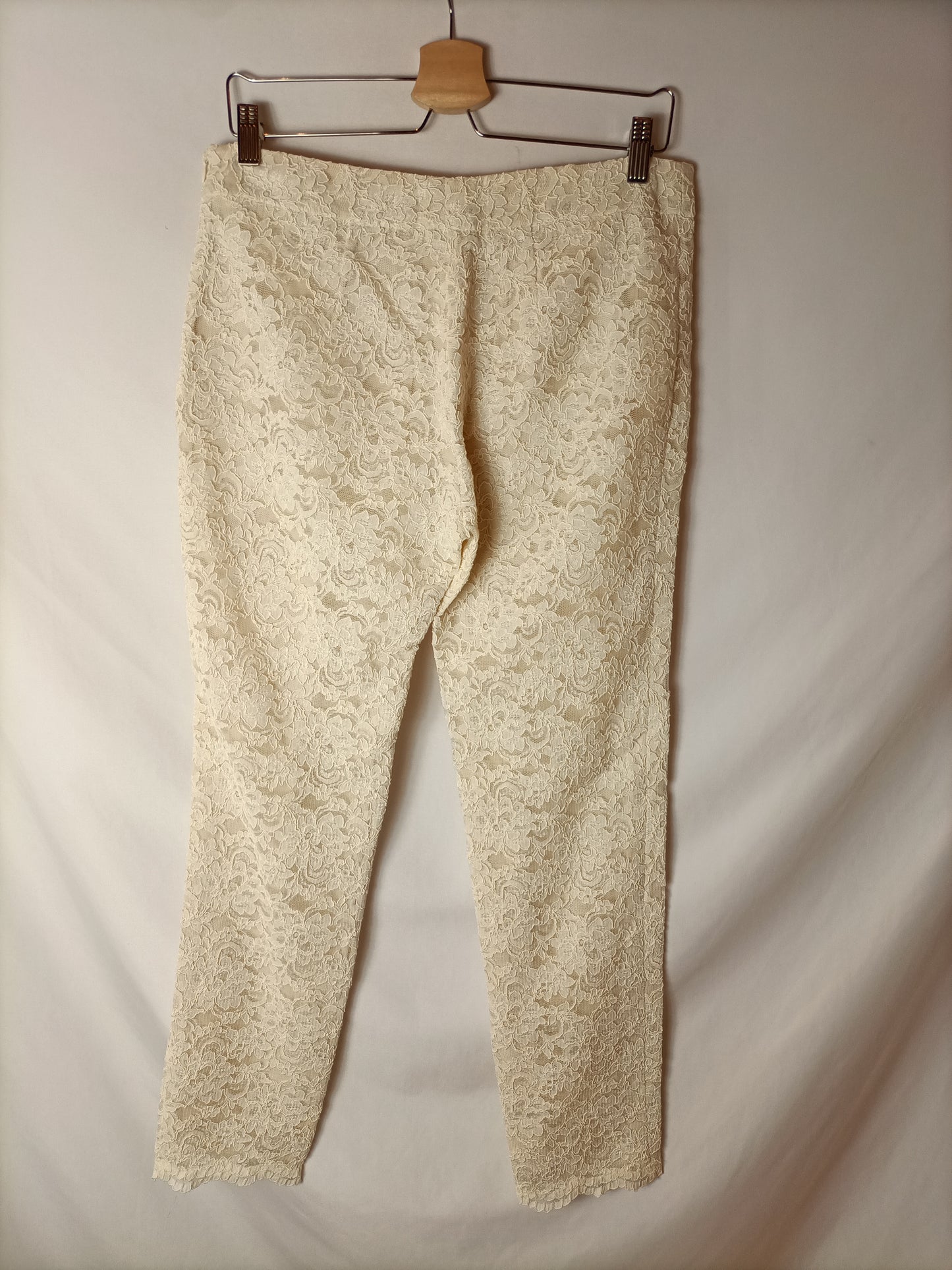 BLUMARINE. Pantalones encaje color champagne. T 40