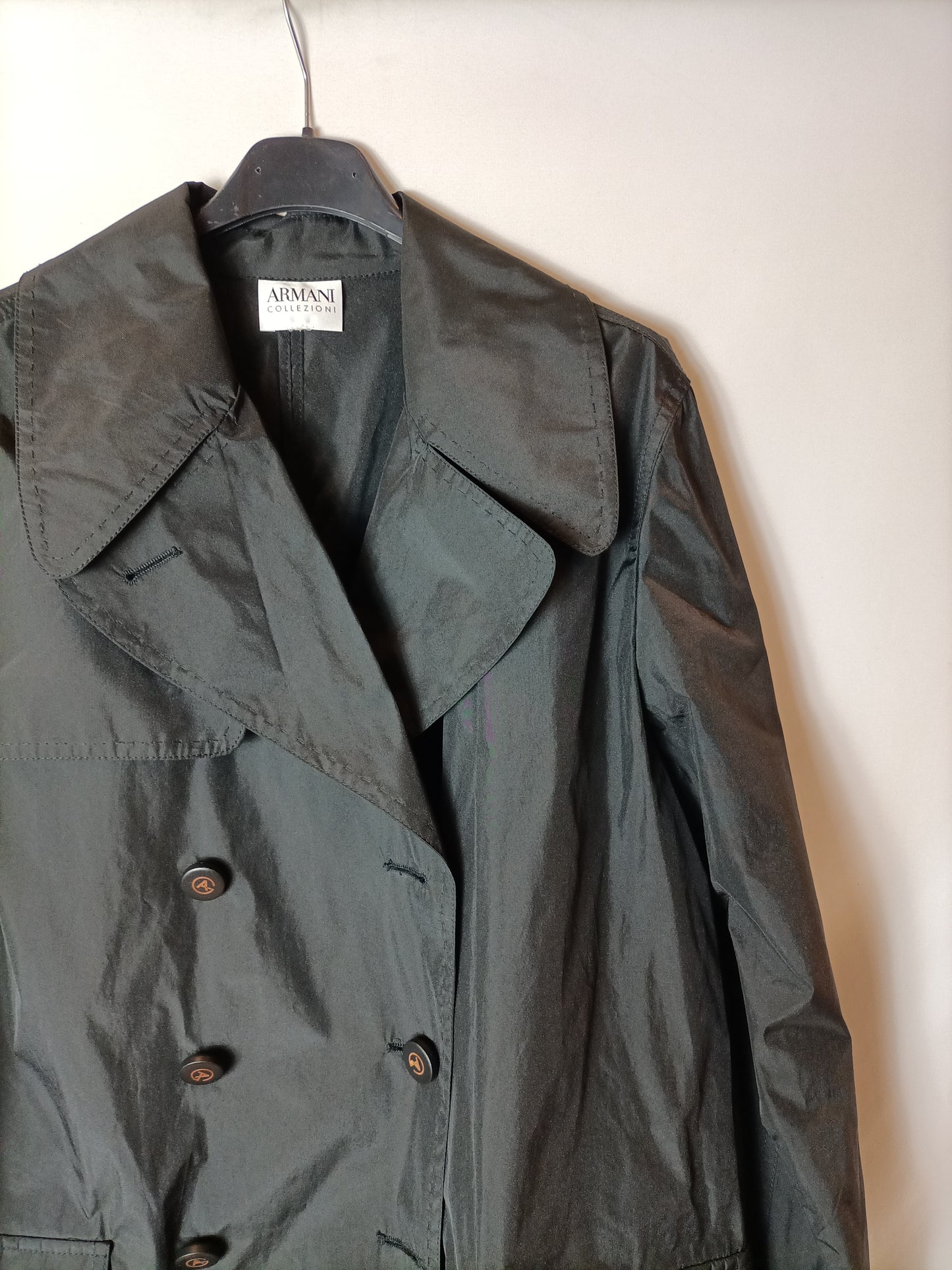 ARMANI COLLEZIONI. Gabardina negra detalle puño. T 46